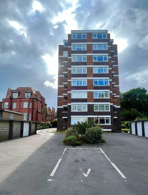 Large 2 Bedroom Private With Parking & Hut Appartement *